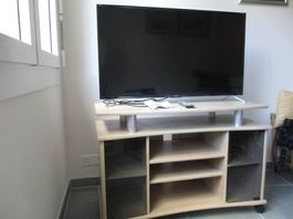 LED-Fernseher SHARP mit TV-Tisch
