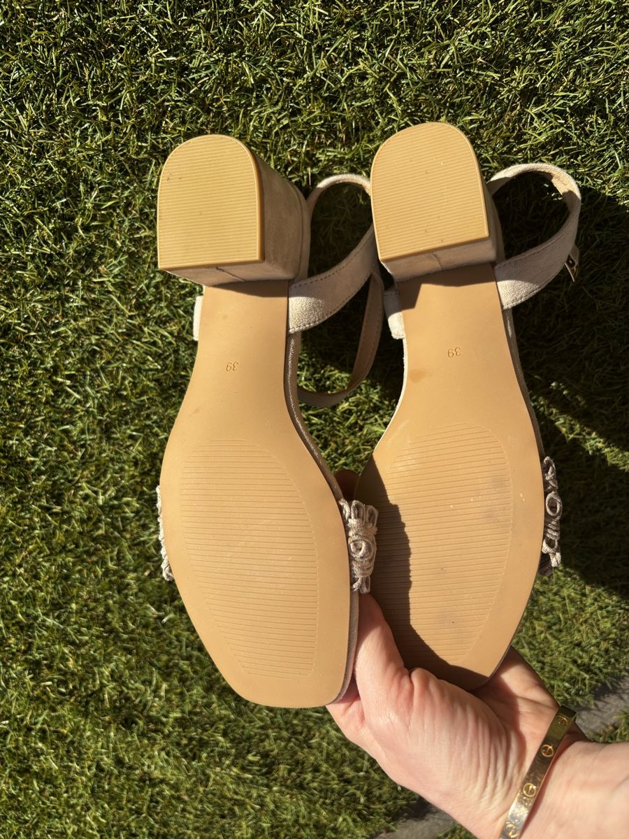 Scarpe da donna: Light Beige Graceland Sandals - 39 – Nuovo (secondo la descrizione) da Montreux venduto da nai_5w9m 1