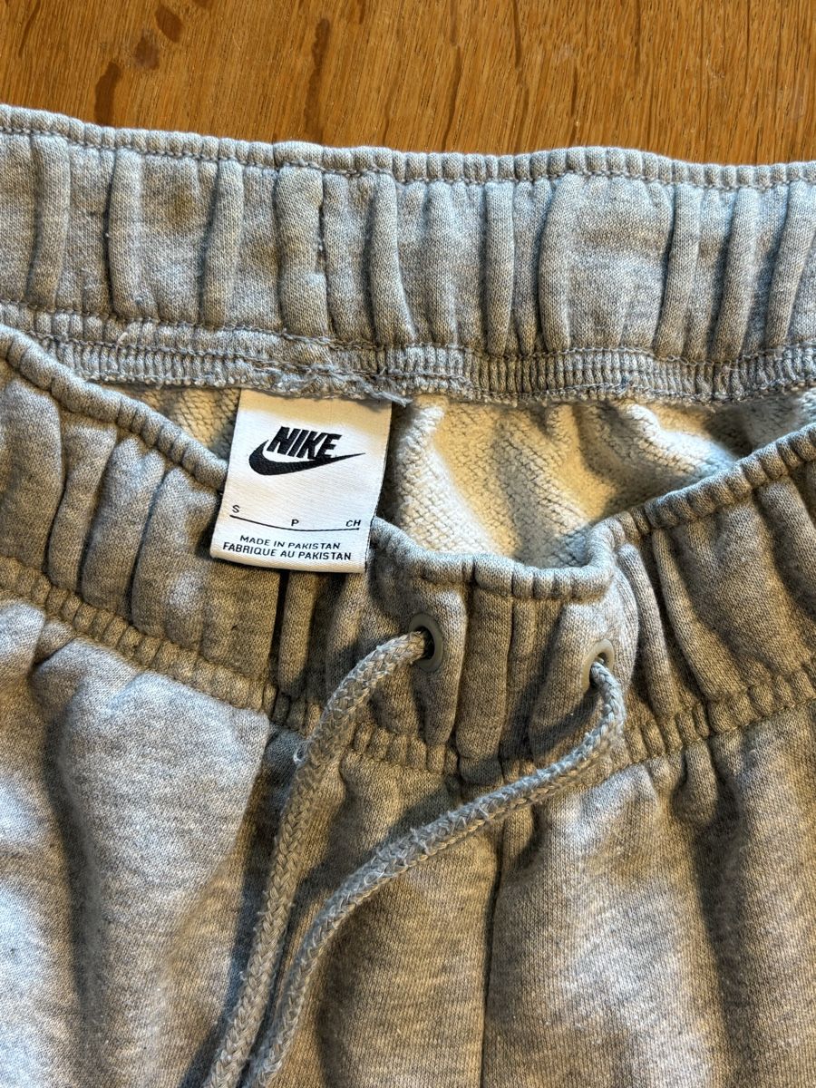 Pantaloni: NIKE GREY SWEATPANTS – Usato da Küttigen venduto da noa_78fr 2