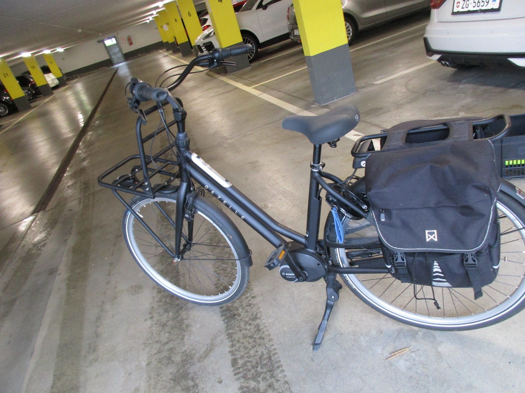 Velos: Neuwertiges Damen-Holländer-E-Bike – Neu (gemäss Beschreibung) aus Steinhausen von Ursina007 1