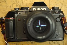 Argentique Nikon F-501 AF avec objectif et Flash SB2