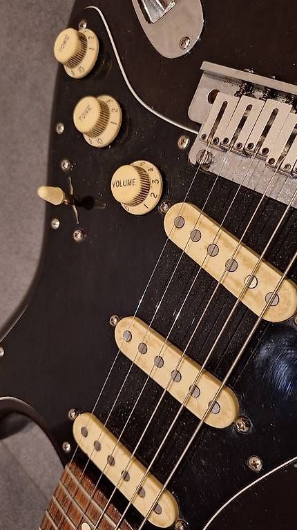 Fender Strumenti musicali: Fender Stratocaster de 1997 – Usato da Bretigny-sur-Morrens venduto da Labonafair 2