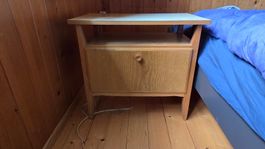 Stilvoller Retro Nachttisch mit heller Oberplatte