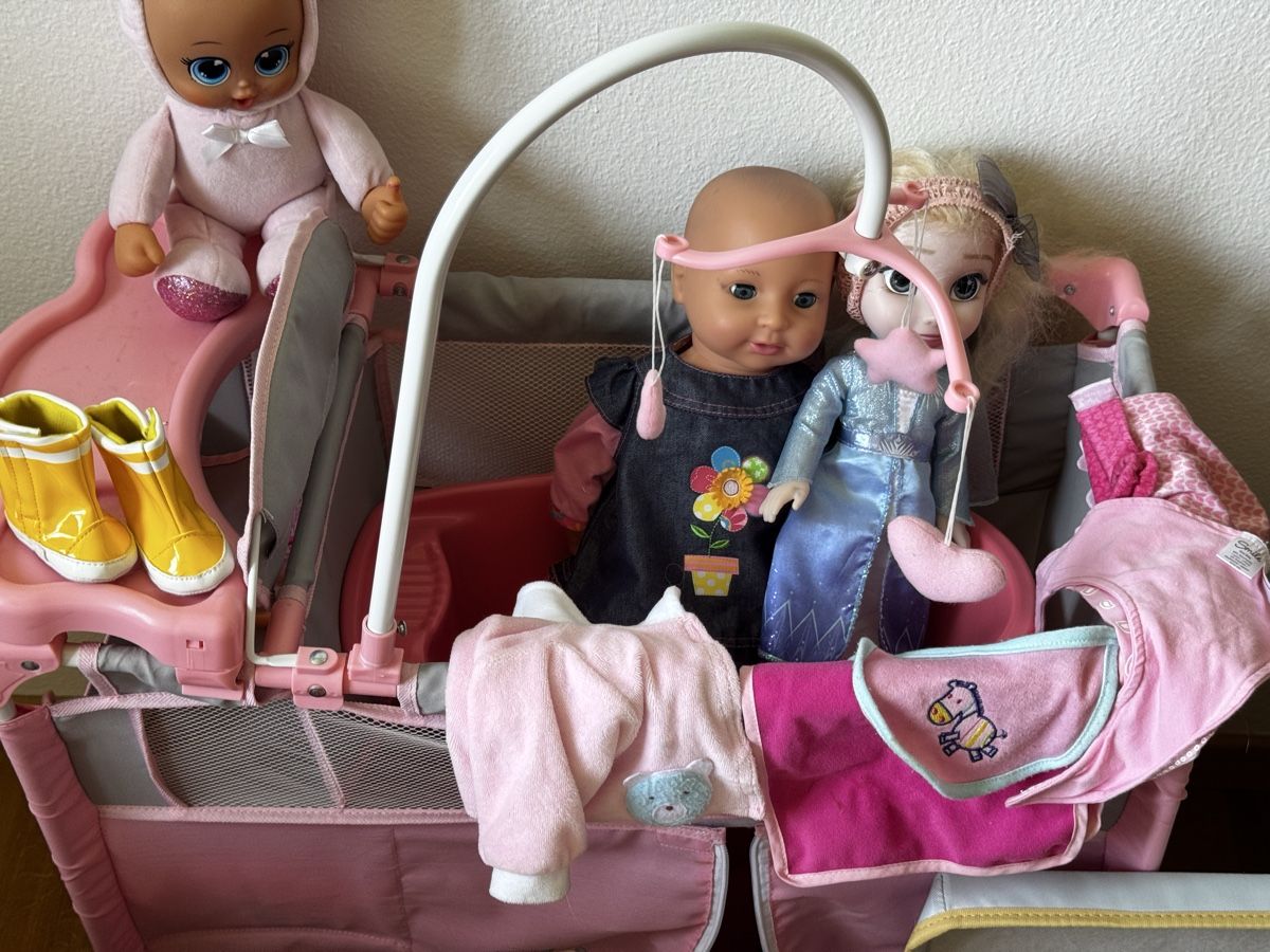 Giocattoli: Bambole, culla e vestiti vari per bambole. Affare! – Usato da Aarau venduto da mrus01 4
