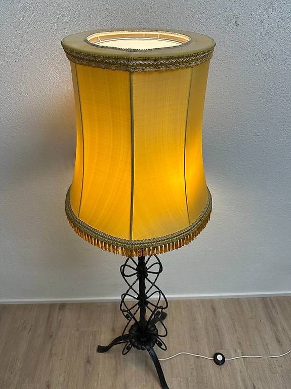 Lampade: Grosse Vintage Stehlampe mit Stoffschirm und Eisenfuss – Usato da Obernau venduto da Arche_Noah_Brocki 8