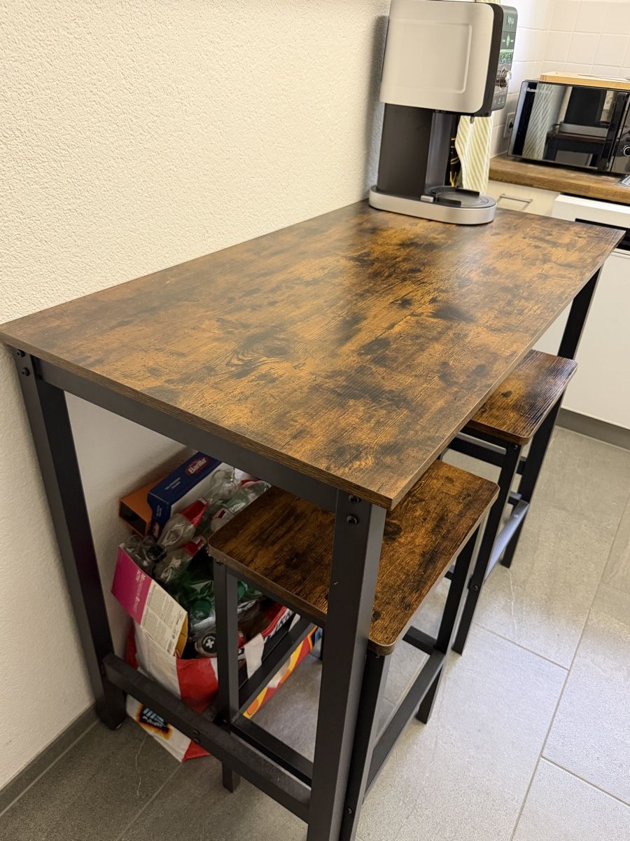 Allestimento di negozi e stand fieristici: Bartisch mit Hocker – Usato da Suhr venduto da sergio.cantoni 1