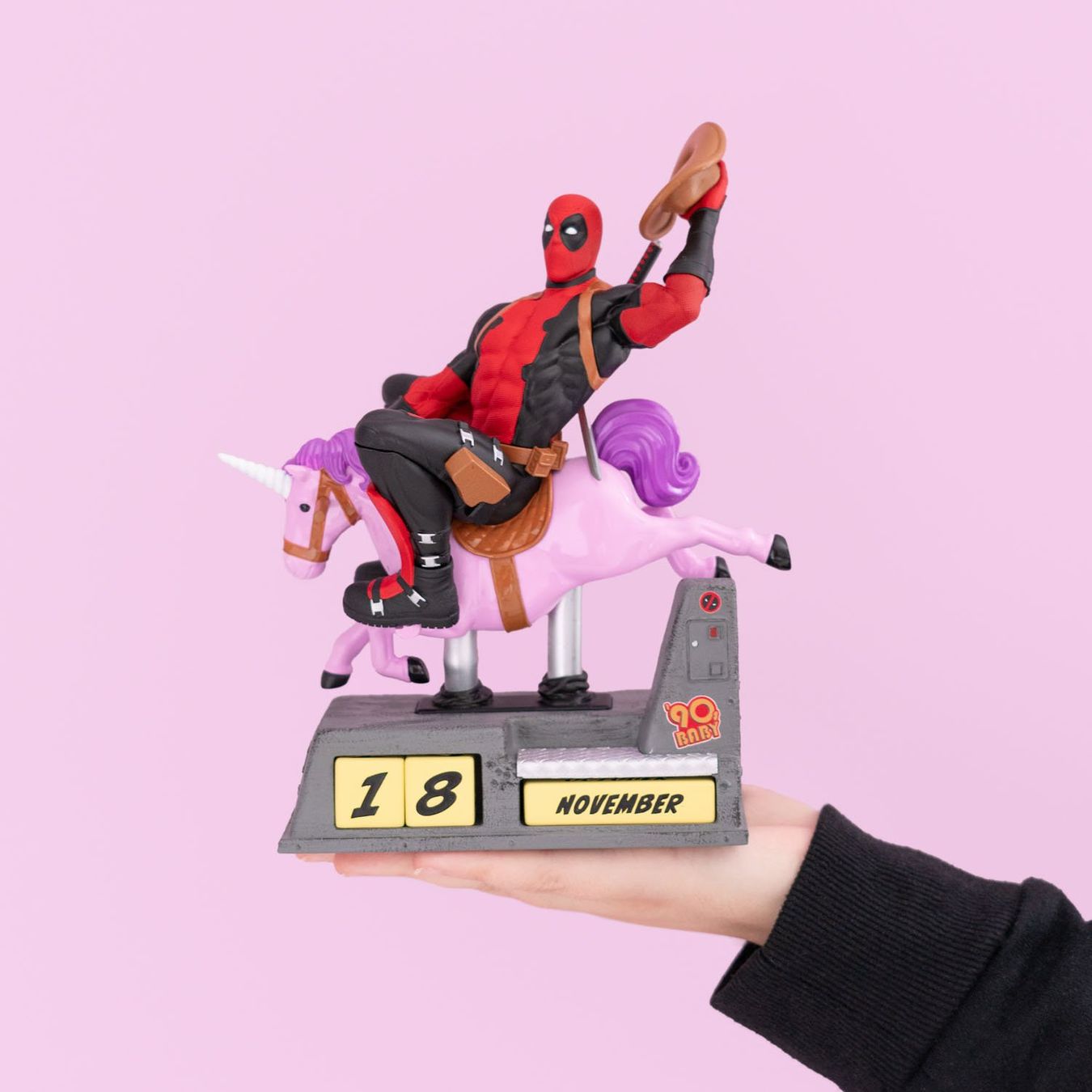 Figuren: Deadpool Calendrier perpétuel 3D – Neu und originalverpackt aus St-Imier von ATTAKSHOP 2