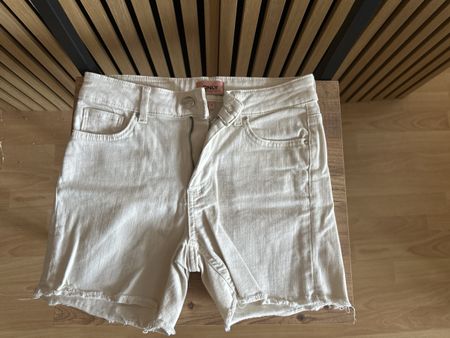 Jeans Shorts Only weiss Grösse S gebrauchter Zustand