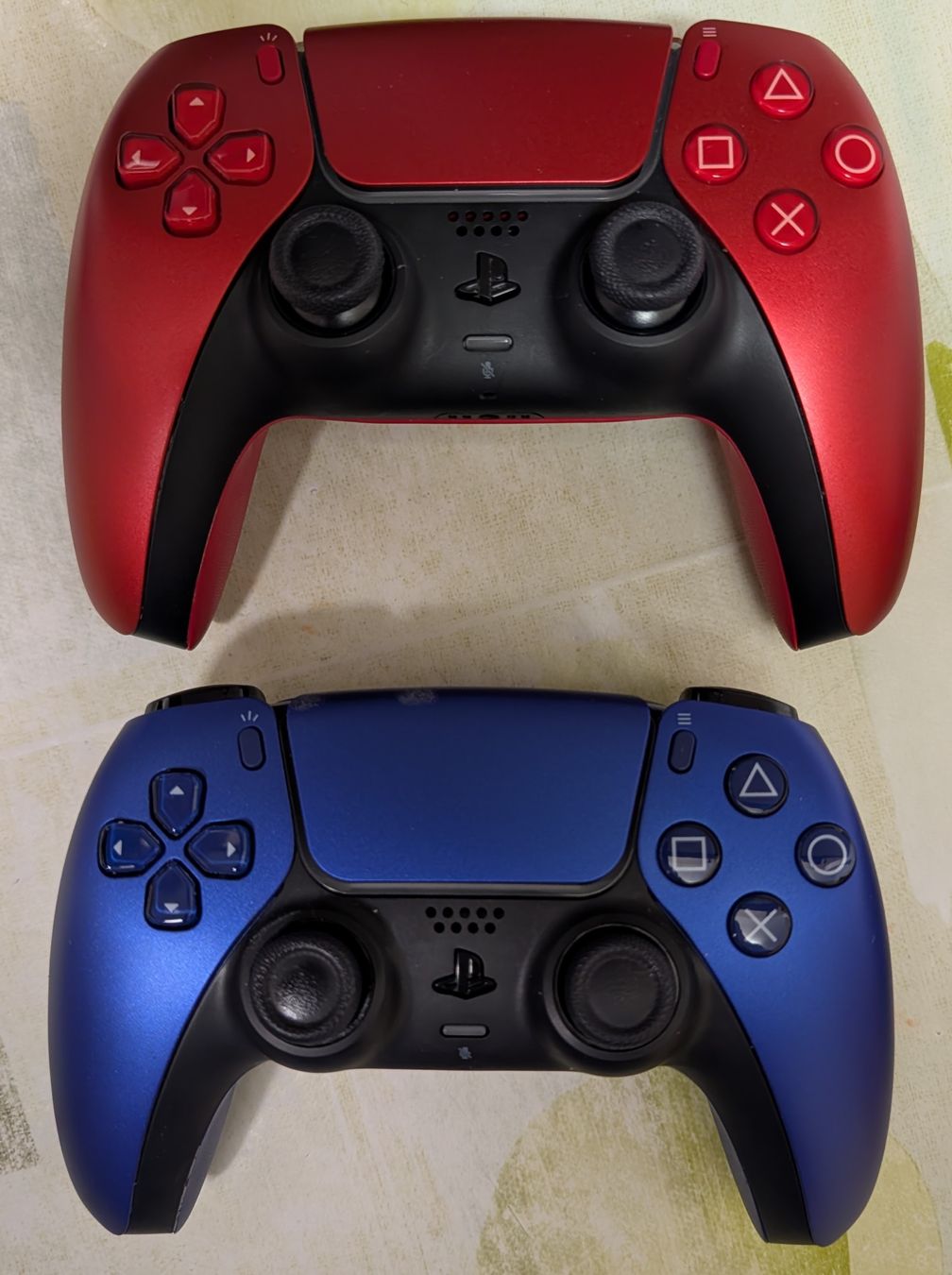 Sony Controller: 2 Sony DualSense PS5 Controller Rot und Blau – Usato da Wangen b. Olten venduto da Redblue-Star 1