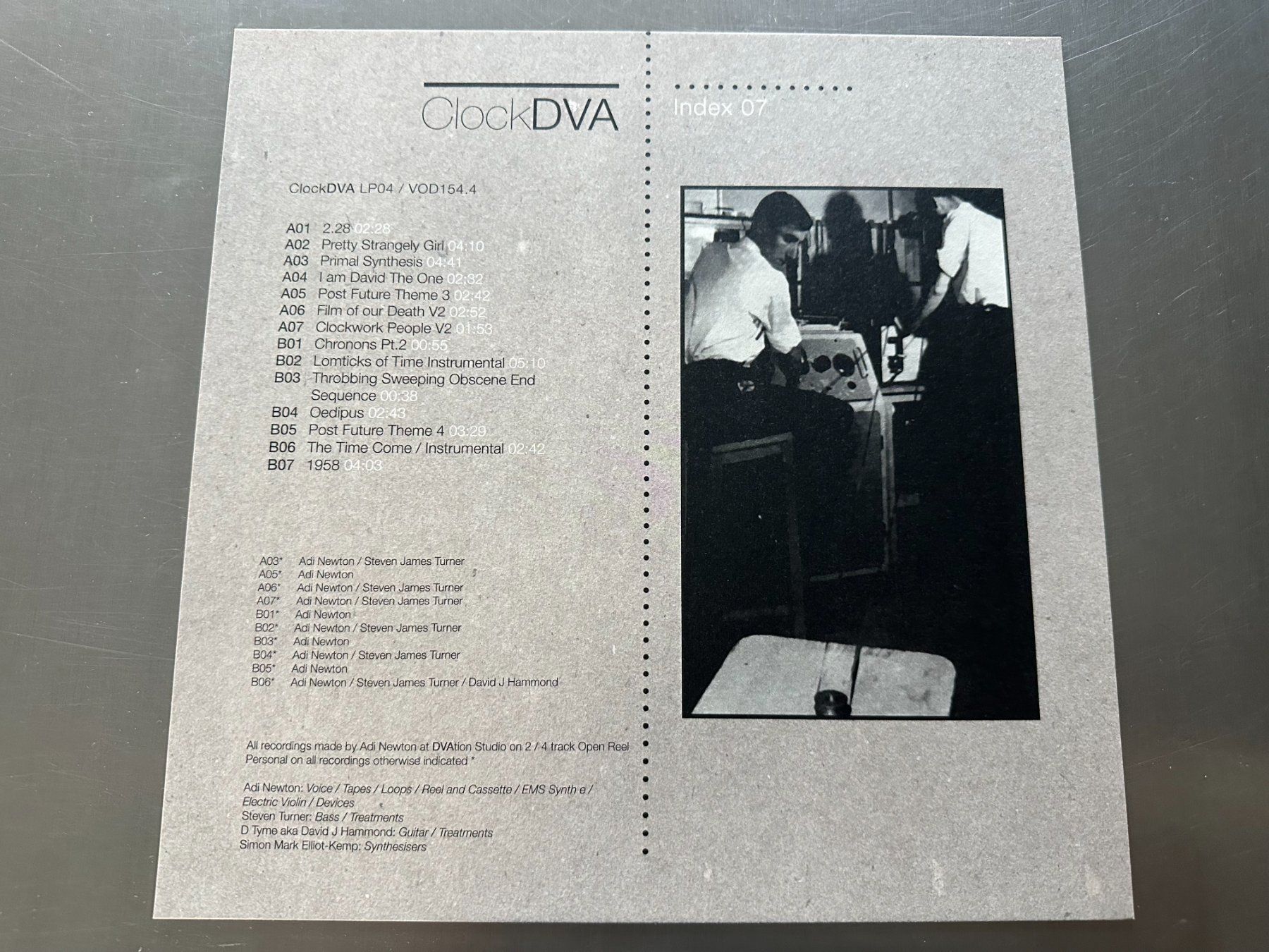 Dischi in vinile: CLOCK DVA BOX 4LPS + INSERTS XL - HOROLOGY 3 - VOD 154 – Nuovo (secondo la descrizione) da Sion venduto da jaipur1401 9