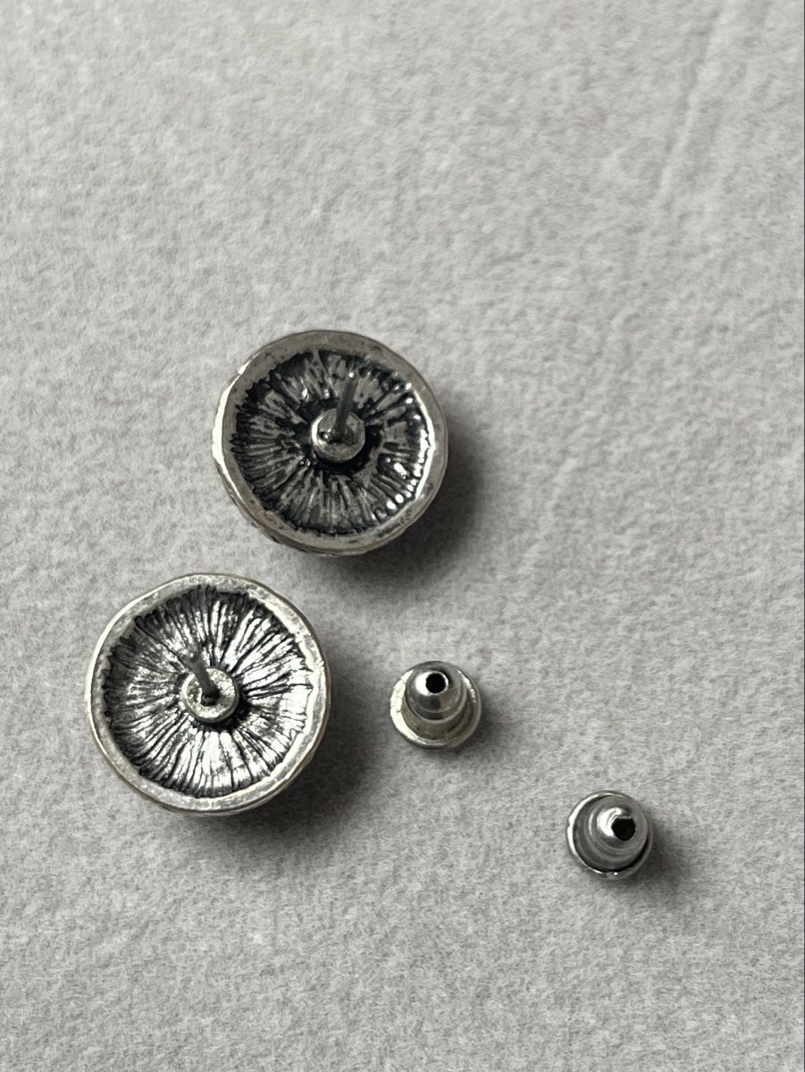 Ohrringe & -stecker: Silberfarbene Ohrstecker mit Marmor-Optik – Gebraucht aus Herzogenbuchsee von Carla_8 2