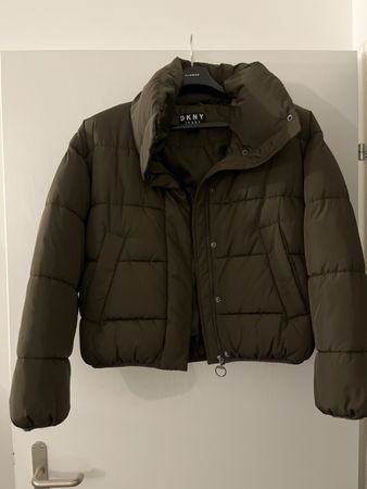 DKNY Daunenjacke Gr. S mit Logo auf dem Rücken, wie neu!