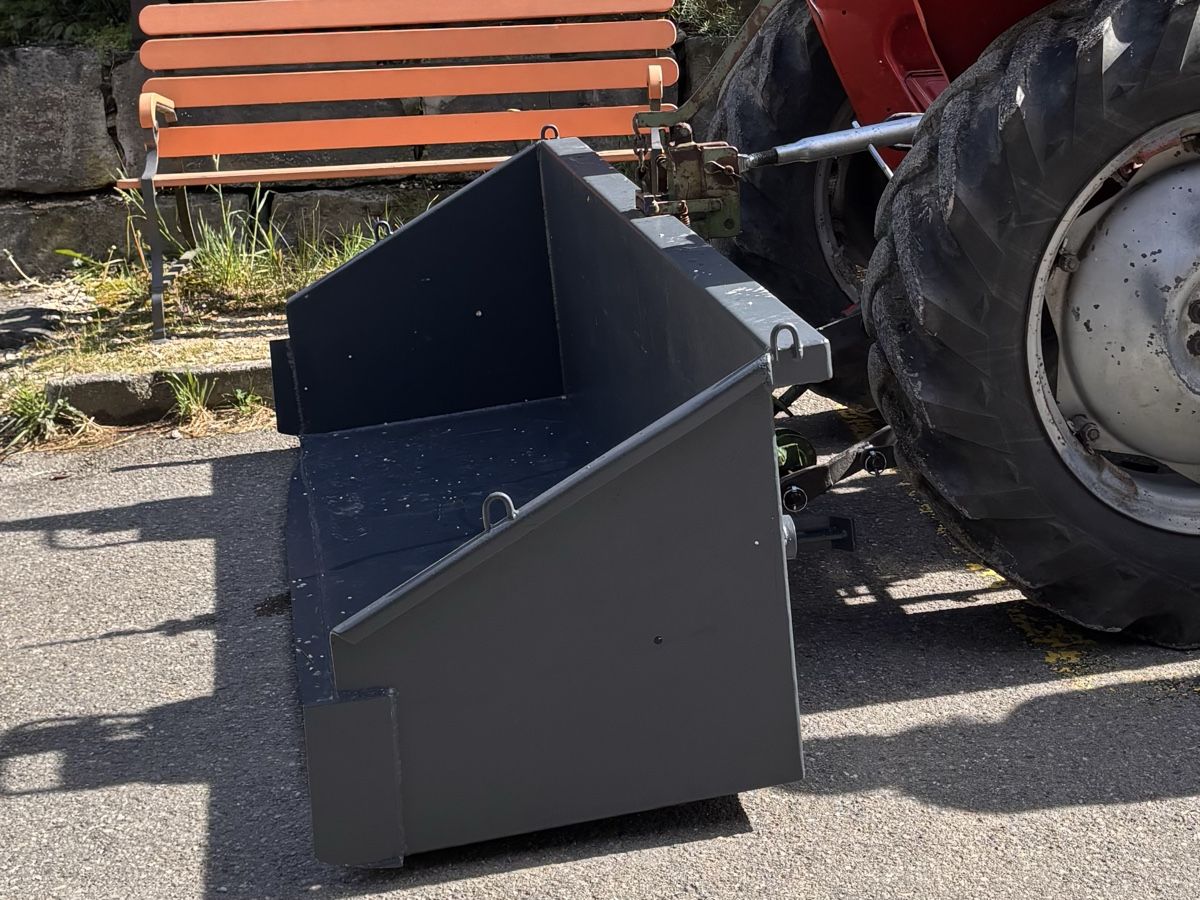 Accessori Trattori &Veicoli agricoli: Traktor Kippschaufel – Usato da Wettingen venduto da Volltreffer10.2