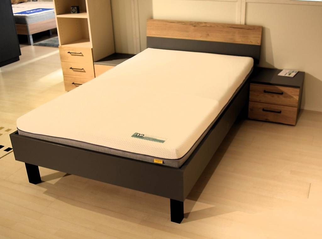 Letti: Home Studio Bett + Nachttisch ab Ausstellung – Usato da Urtenen-Schönbühl venduto da wohnstudio_haller