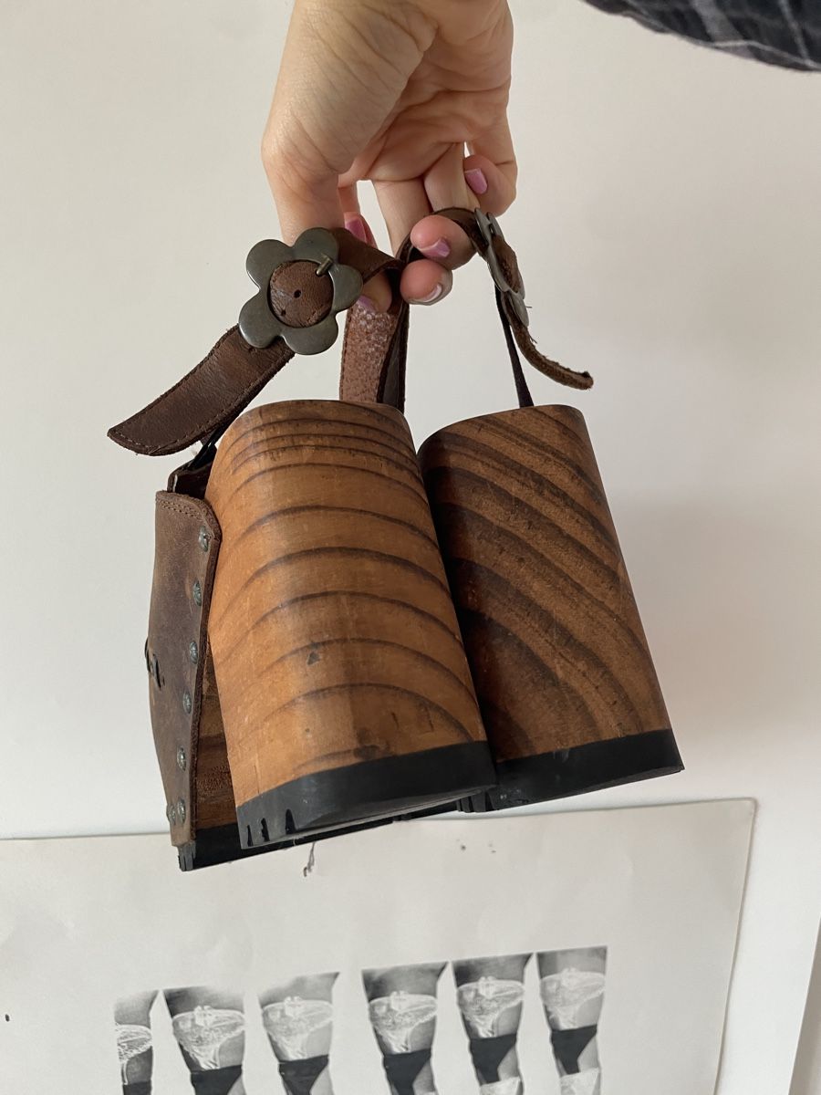 Scarpe da donna: Braune Holz Clogs mit Absatz, Grösse 40 – Nuovo (secondo la descrizione) da Basel venduto da Millennski 1