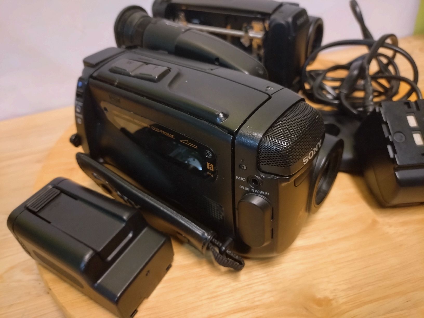 Sony Videocamere: Caméscopes Sony CCD-TR330E + TR350E HI8 – Difettoso da Farvagny-le-Grand venduto da LaCaverne 1