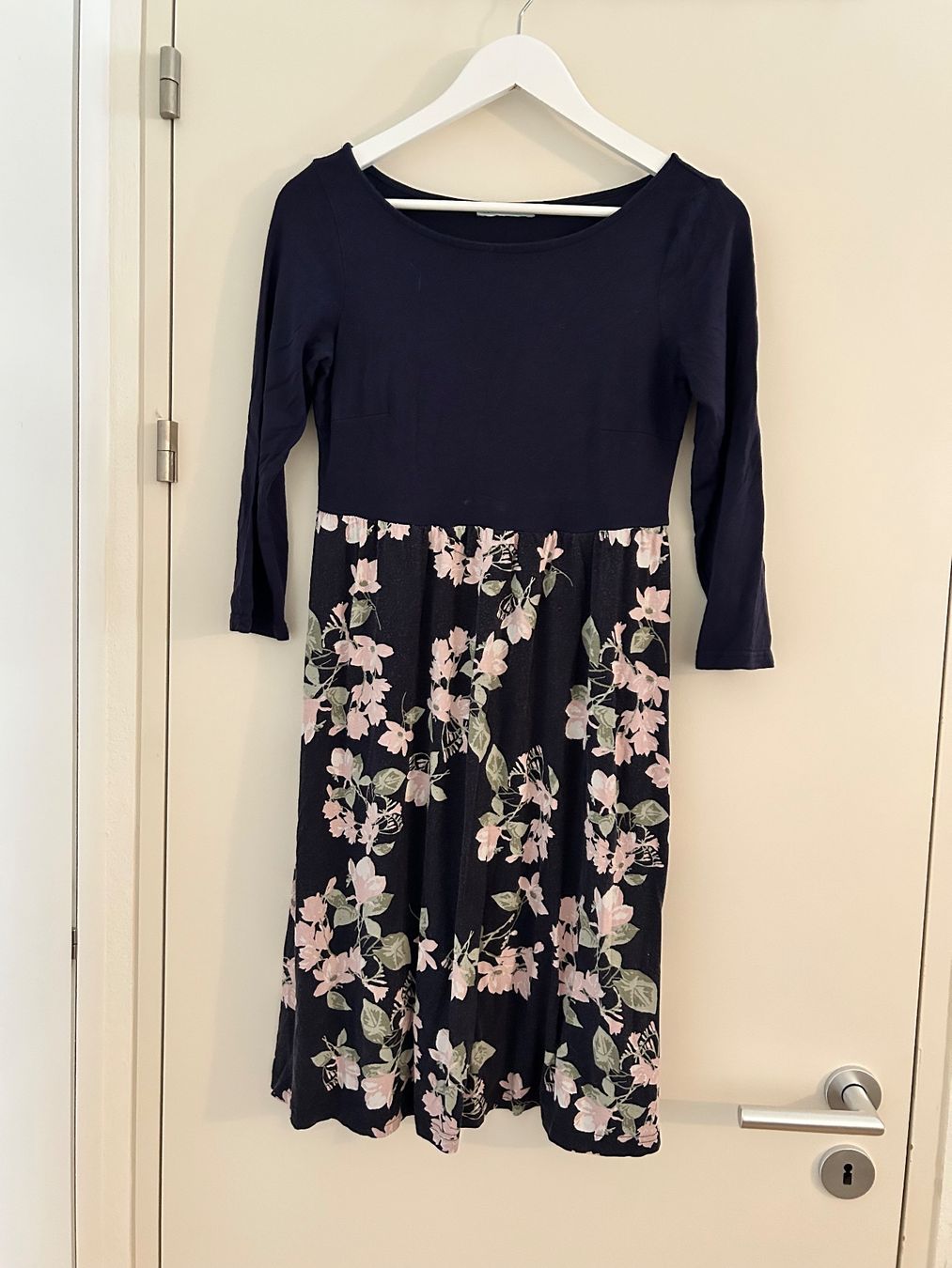 Anna Field Kleider: Umstandskleid blau mit Blumen – Gebraucht aus Zürich von predisha