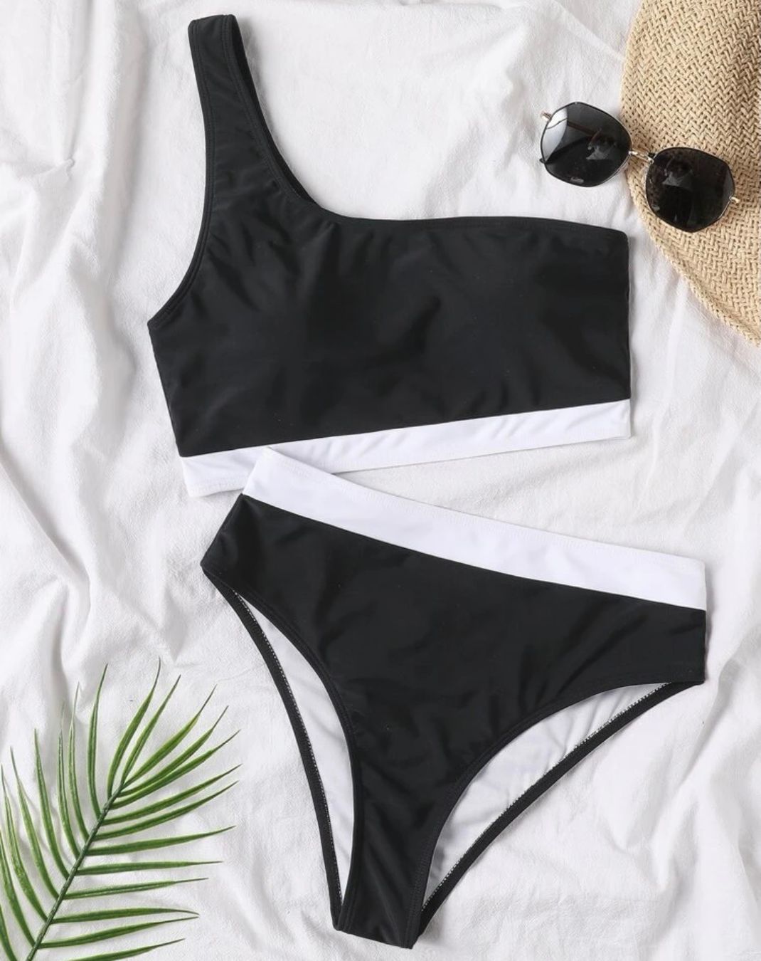 Badekleider & Bikinis: BIKINI - EINSCHULTRIG - SCHWARZ/WEISS - GRÖSSE XL - NEU – Neu (gemäss Beschreibung) aus Buchs AG von fischli610