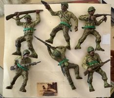 6 feinbemalte Soldaten aus Kunststoff