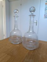 2 elegante Dekantierkaraffen aus Glas