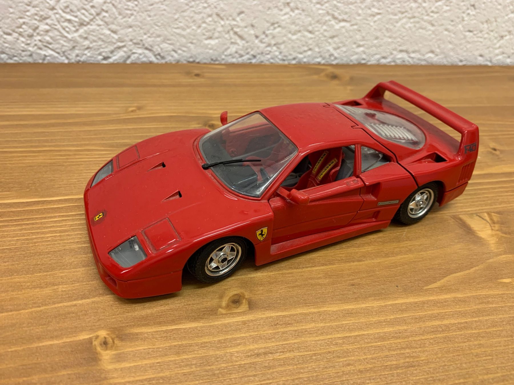 Ferrari Modellini d'auto: Ferrari F40 1:24 Bburago Modellauto – Usato da Fislisbach venduto da KolibriSecondhand