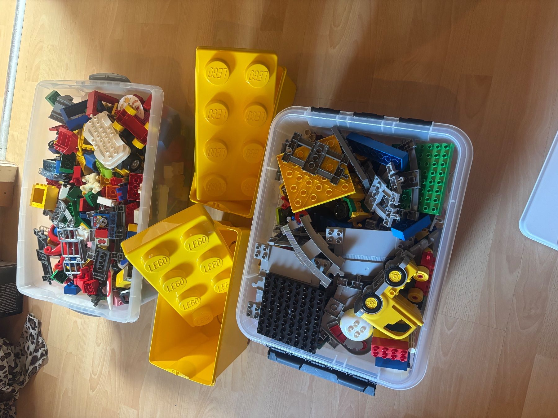 Lego Spielzeuge: LEGO Konvolut mit 2 Kisten und Behältern – Gebraucht aus Meyriez von Patrickeasy87 2