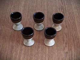 Fünf schöne Steingut-Eierbecher