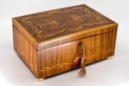 B0435 Schatulle aus Nussbaum mit floralen Intarsien ~1940