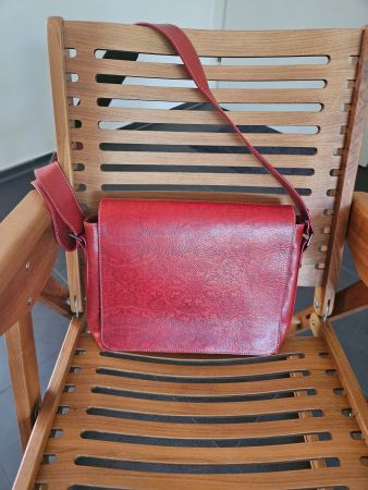 Michel Jordi rote Schultertasche