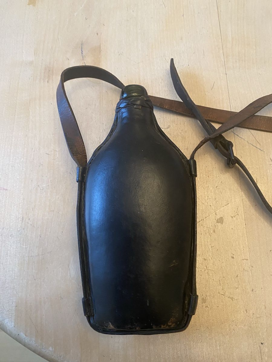 Schweizer Armee Attrezzatura & Pezzi di ricambio: Alte Militär Feldflasche mit Leder. – Usato da Köniz venduto da Sonnenschein._.77 1