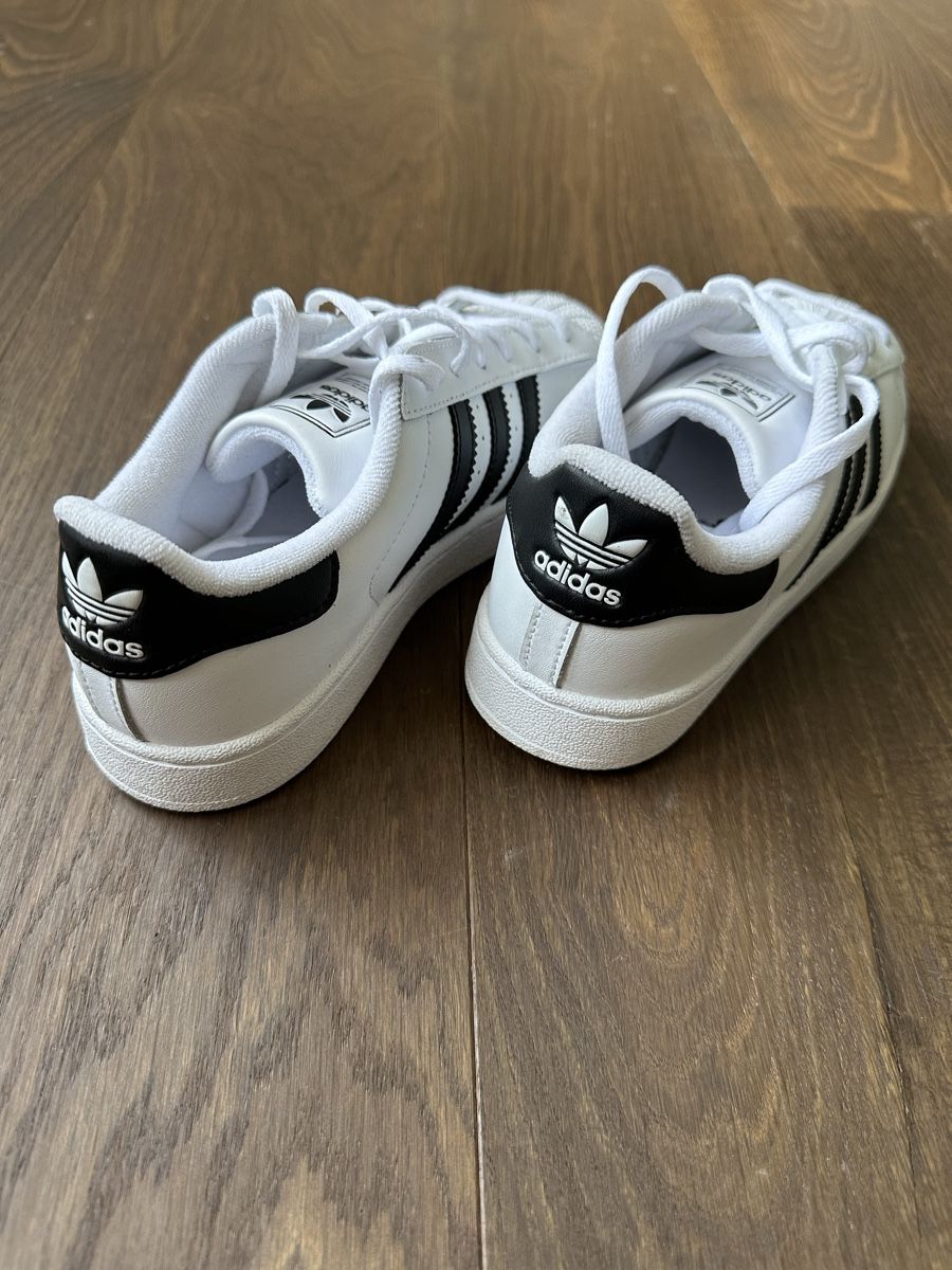 Chaussures garçon: Adidas Superstar Gr. 35 – D'occasion à Muntelier par sandberg5 1