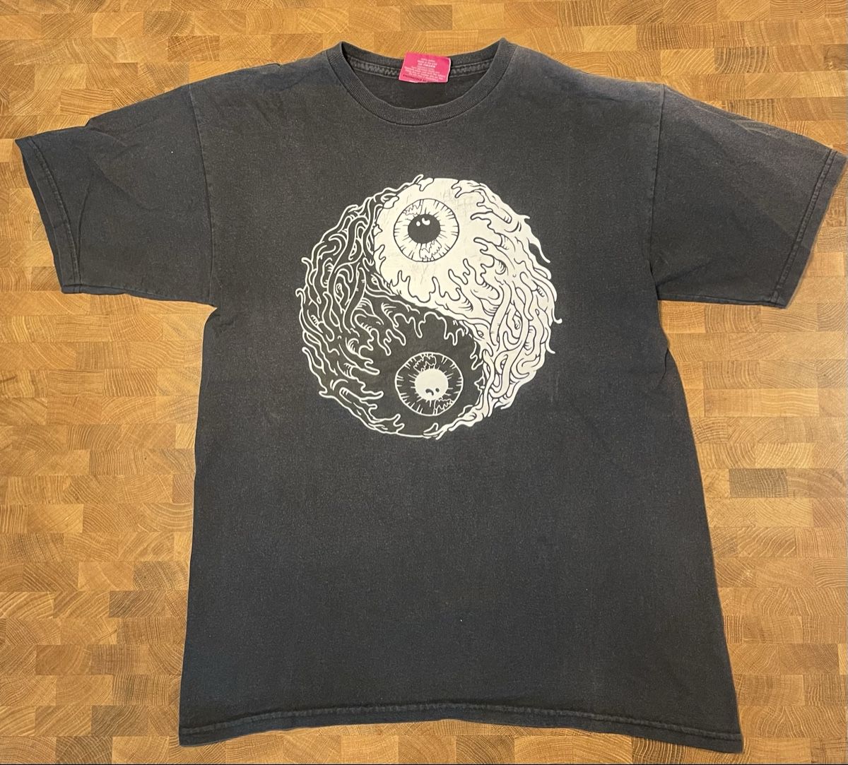 T-shirt: MISHKA BALANCED KEEP WATCH T-SHIRT, Gr M – Usato da Bern venduto da AnnaS13