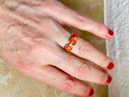 Goldring mit drei orangen Steinen Grösse 56