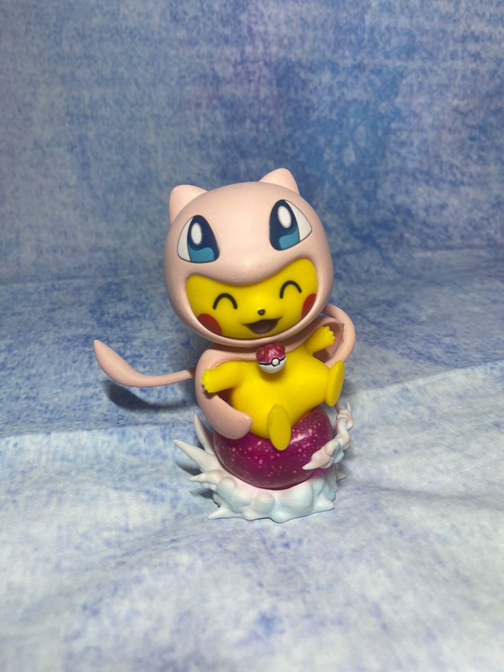 Pokémon Statuette: Pokemon Figur Pikachu mit MEW Costume – Usato da Märstetten venduto da AlienNova