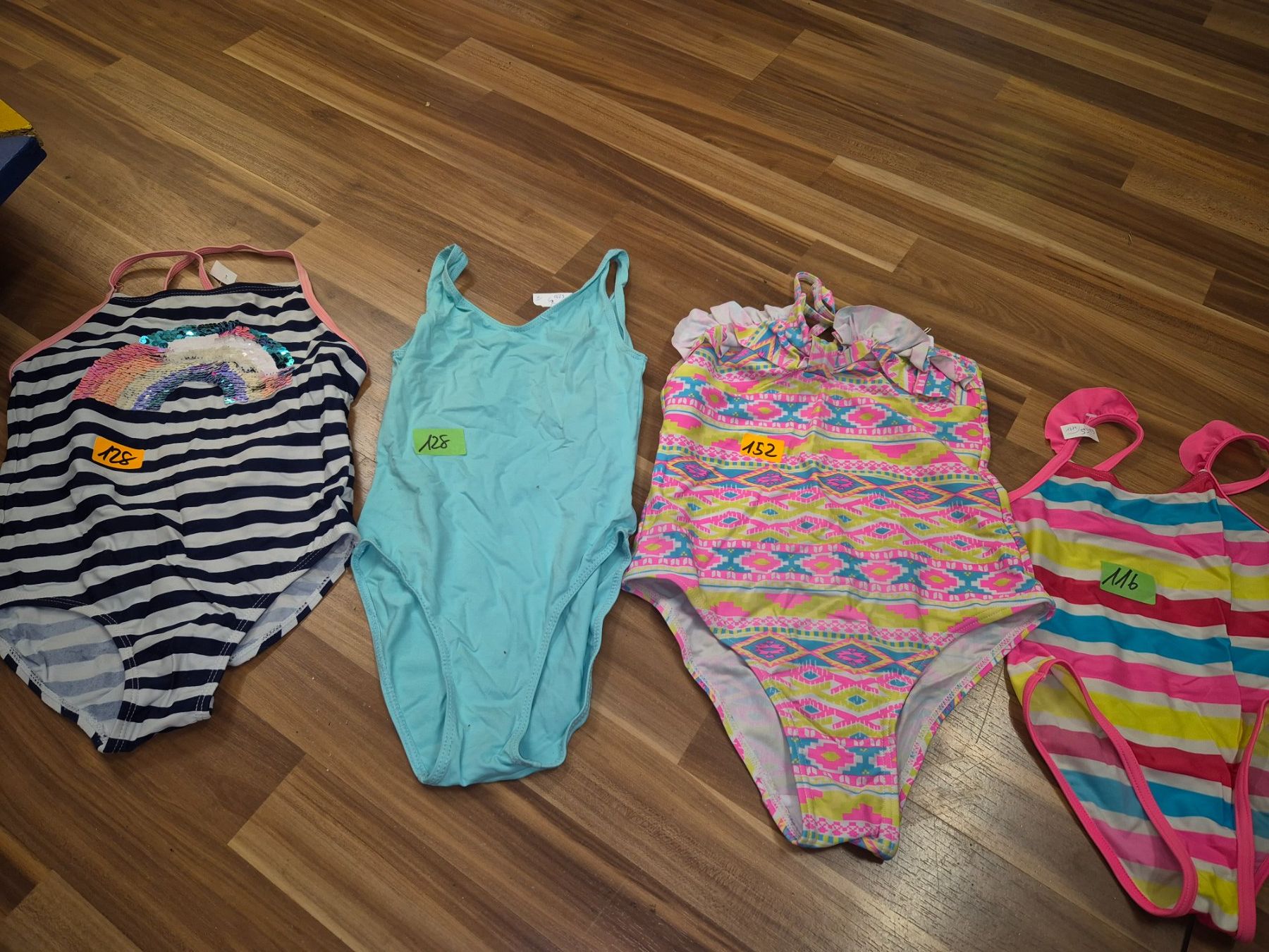 Costumi da bagno & Bikini: 1Badeanzug nach Wahl gr 116 128 oder 152 K2 – Usato da Schwarzenburg venduto da flamingo1970