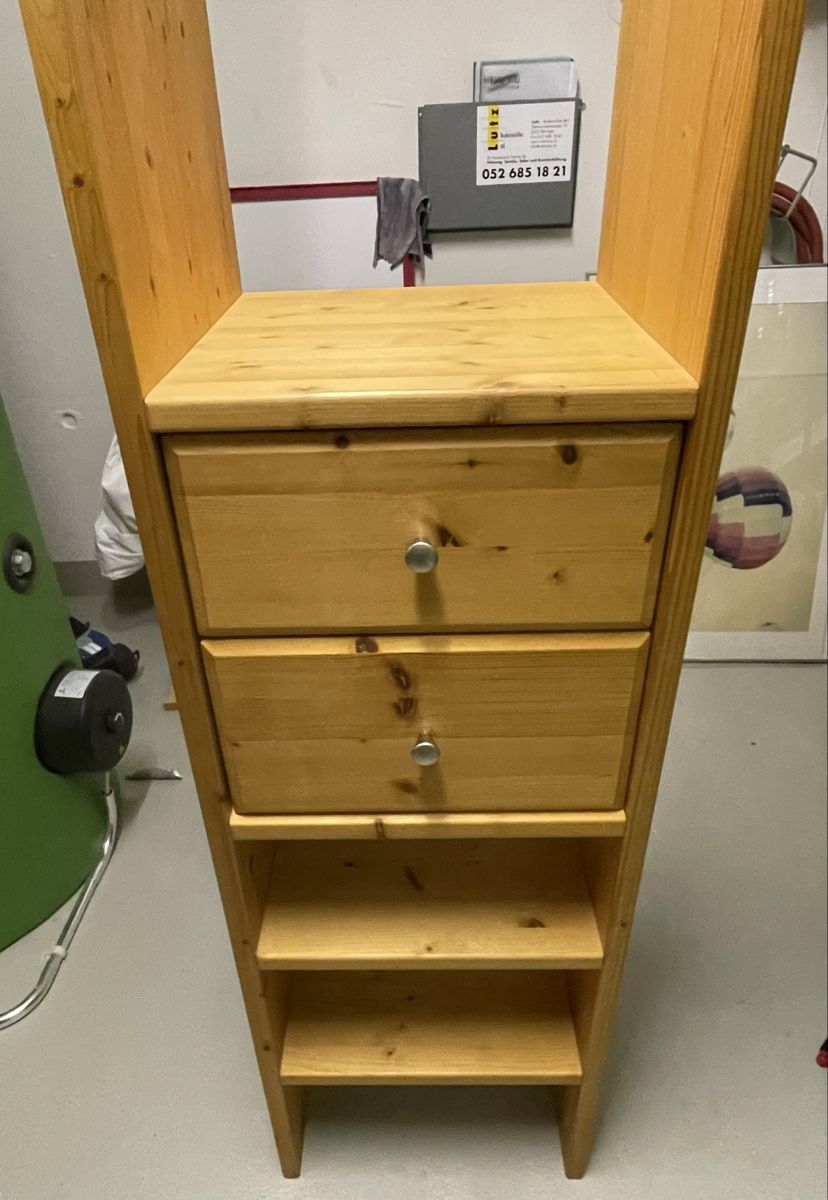 Linth Guardaroba: Kleine Garderobe  – Usato da Schaffhausen venduto da wunderpraechtig