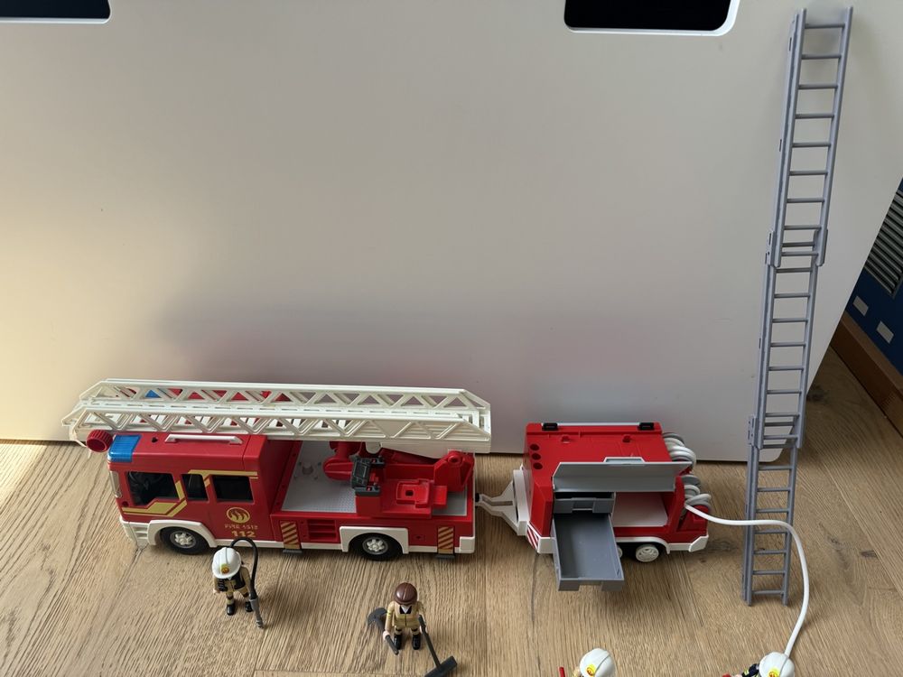 Playmobil Feuerwehrauto mit Drehleiter und Anhänger | Acheter sur Ricardo