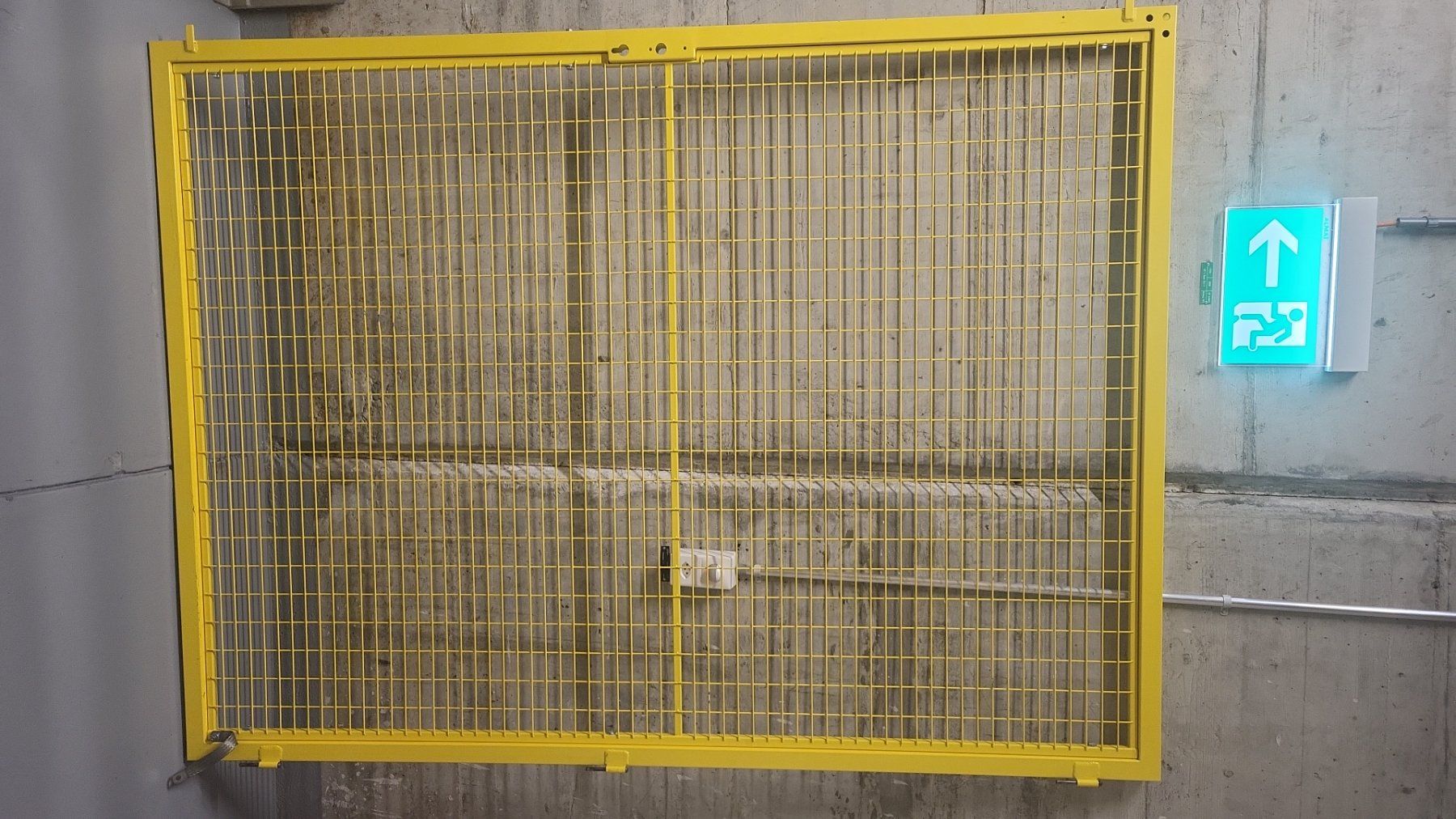 Autres: Absperrgitter a. Metall, gelb lackiert -verschiedene Grössen – D'occasion à Zürich par kar_v26v 1