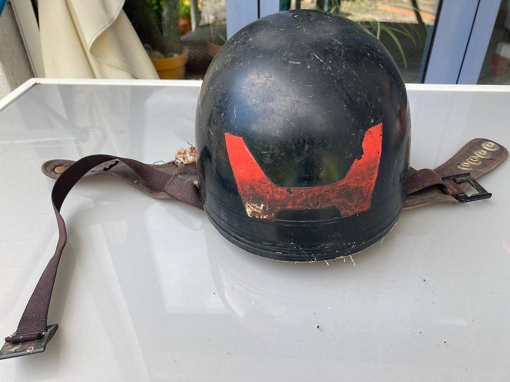 Casco Abiti antichi: Casco CROMWELL vintage – Usato da Lumino venduto da Givo