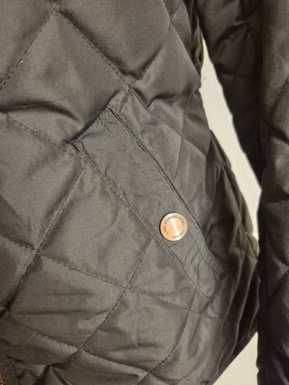 H&M Giacche: Schicke Steppjacke, H&M, schwarz, Grösse 36 – Nuovo (secondo la descrizione) da La Neuveville venduto da Vestiaire_2011 2