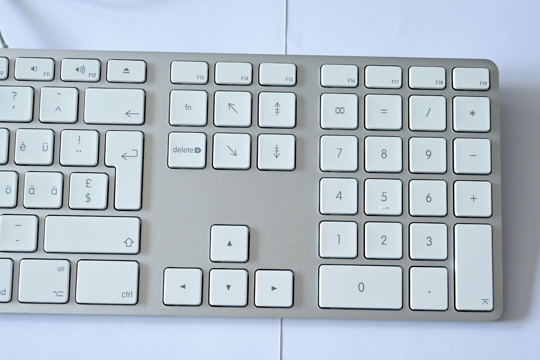 Apple Tastiere: Apple Tastatur für Mac mit USB-Kabel | Schweizer Layout – Usato da Scherz venduto da Neogeo5000 4