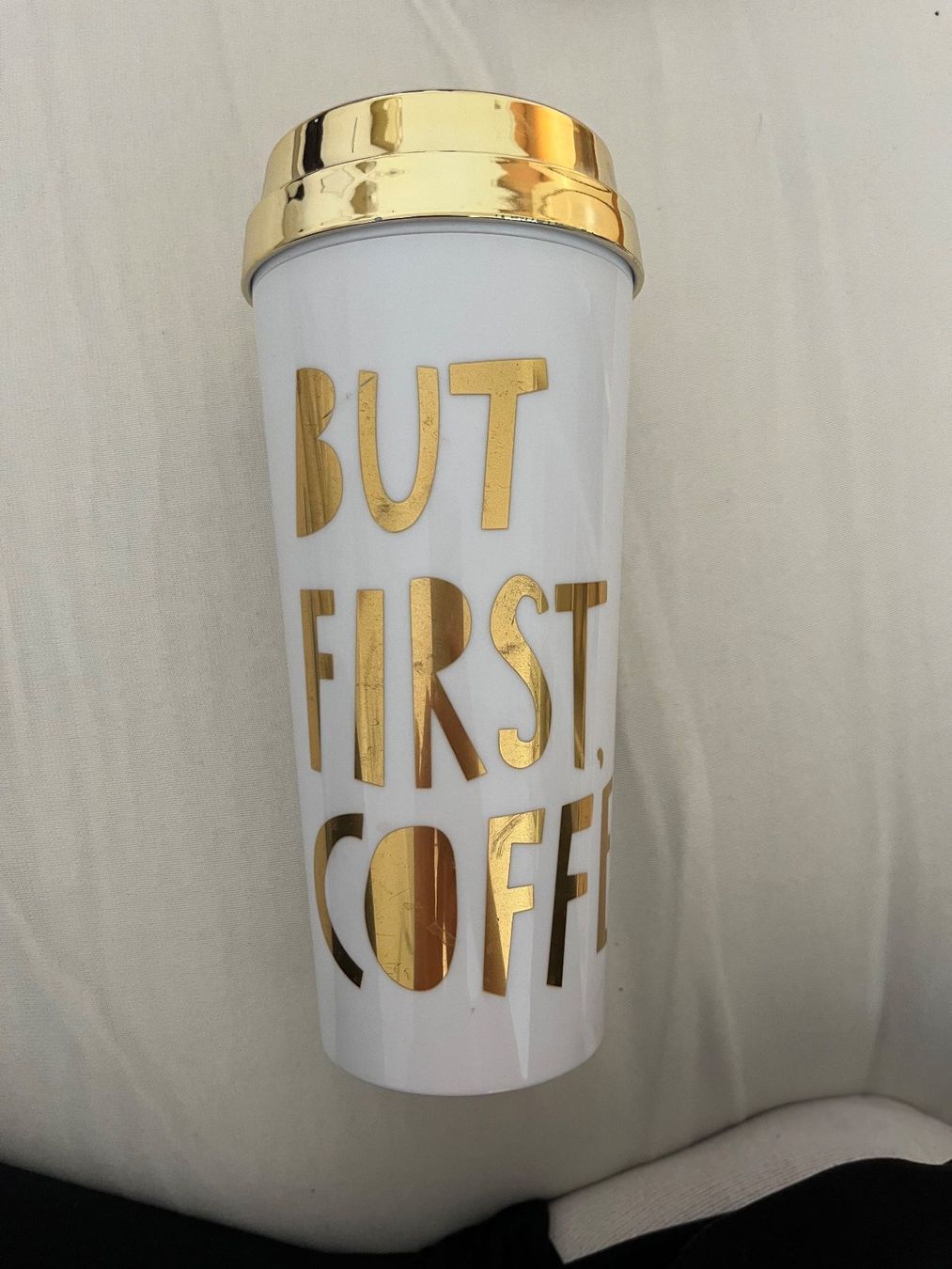 Contenitori & Simili: Kaffeebecher "But First, Coffee" weiss/gold – Usato da Wollerau venduto da sab_6j7r