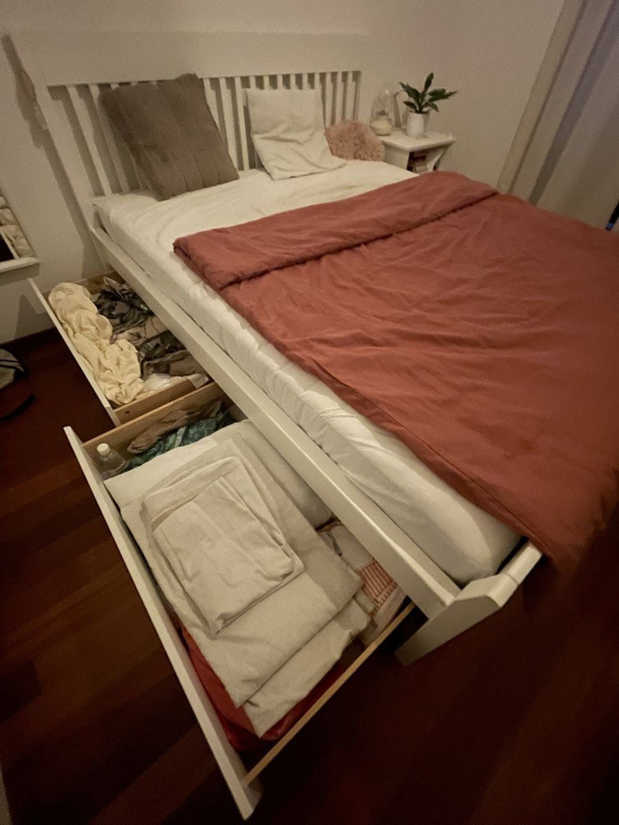 Letti: Bett mit Matratze und einem Nachttisch  – Usato da Luzern venduto da Deissen 1