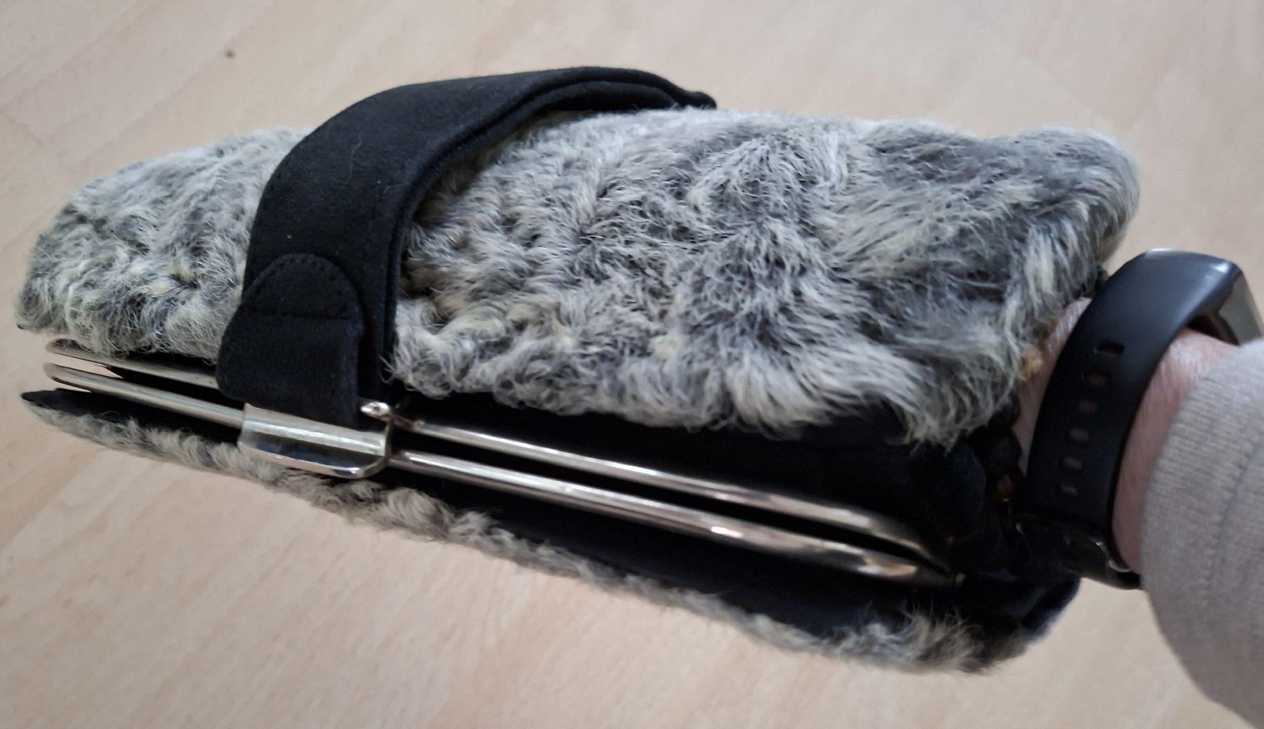 Borse da donna: alter Pelz-Muff mit Tasche – Usato da Emmenbrücke venduto da Minejapa