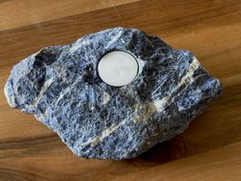 Teelichthalter aus Sodalith Rohstein, blau-weiss gemasert.