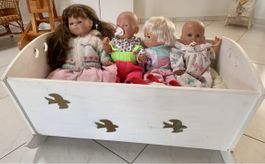 Wiegenbett mit Inhalt und Puppen