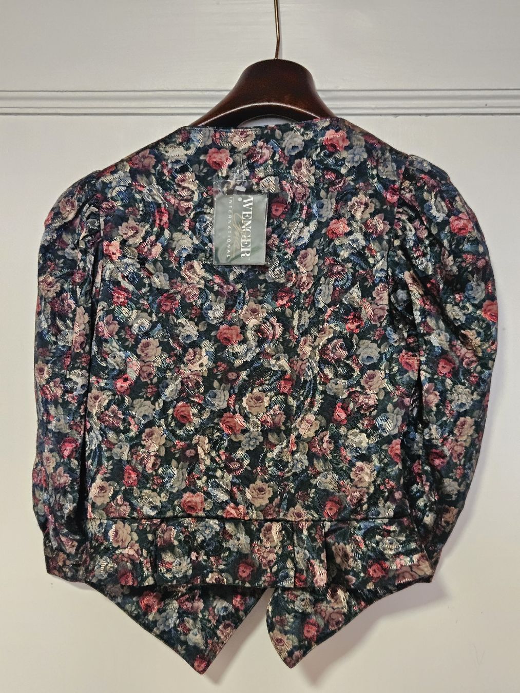 Top: Haut Tracht folklorique taille 38 – Nuovo e nell'imballaggio originale da Fontaines-sur-Grandson venduto da akell 1