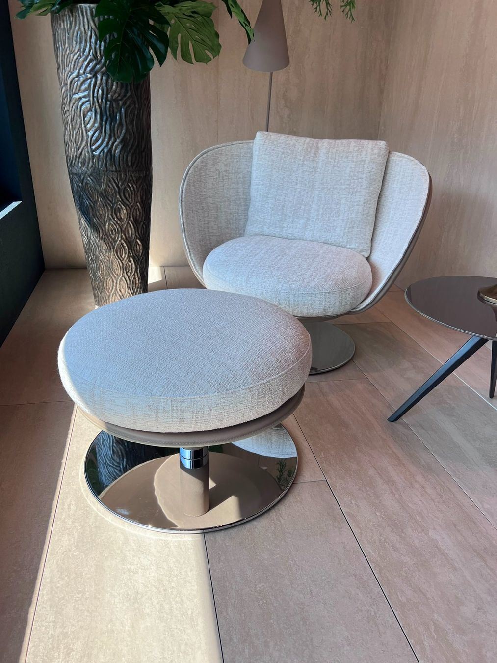 Flexform Fauteuils: Flexform Drehsessel ERI mit Hocker – D'occasion à Emmen par Davinci_Design