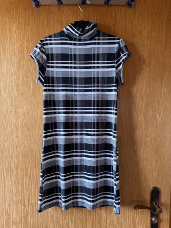 Figurbetontes kurzes Kleid Gr. M