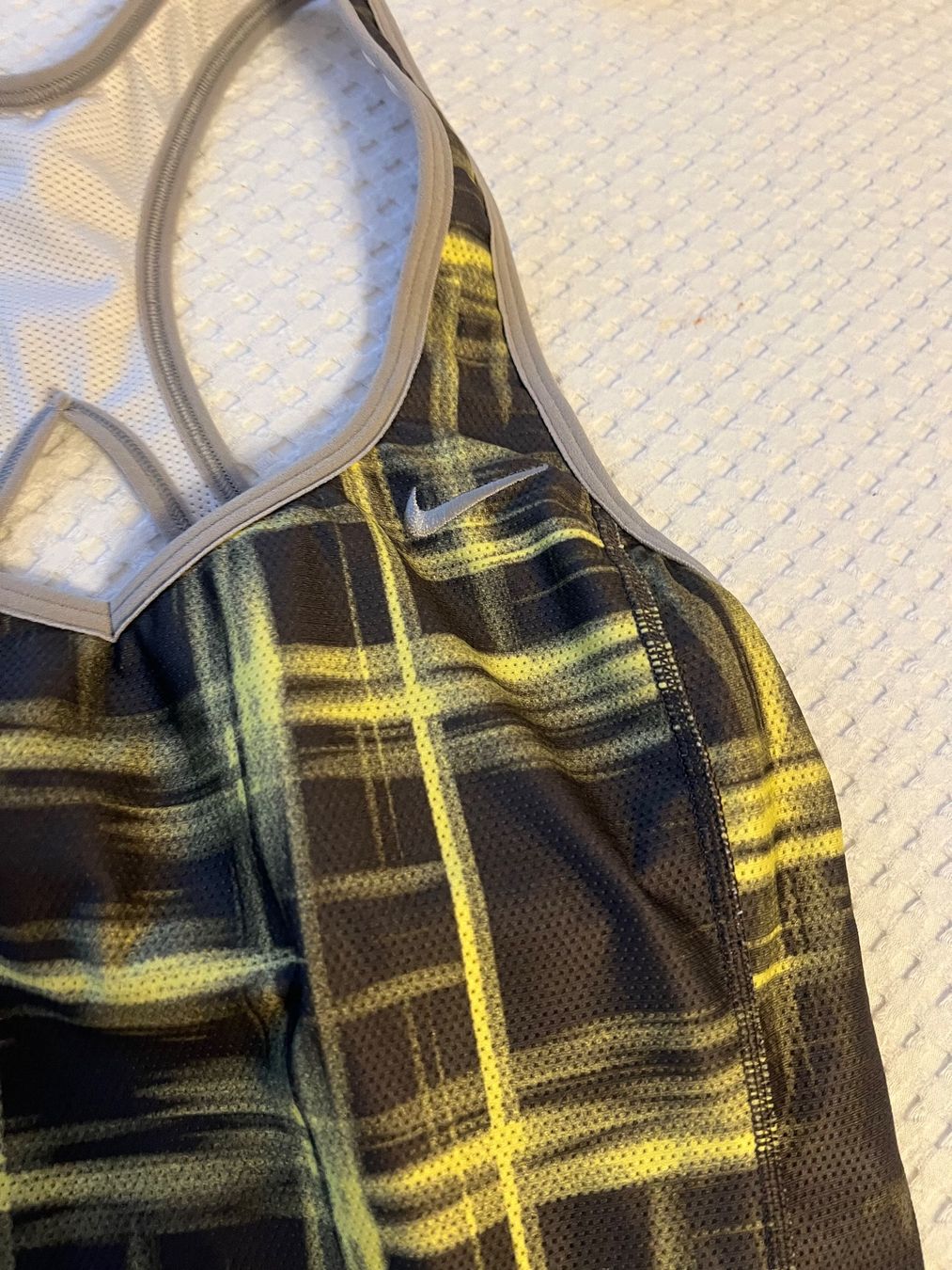 Nike T-shirt: NIKE TANK TOP MIT INTEGRIERTEM BH GR S – Usato da Basel venduto da theo-g77 1